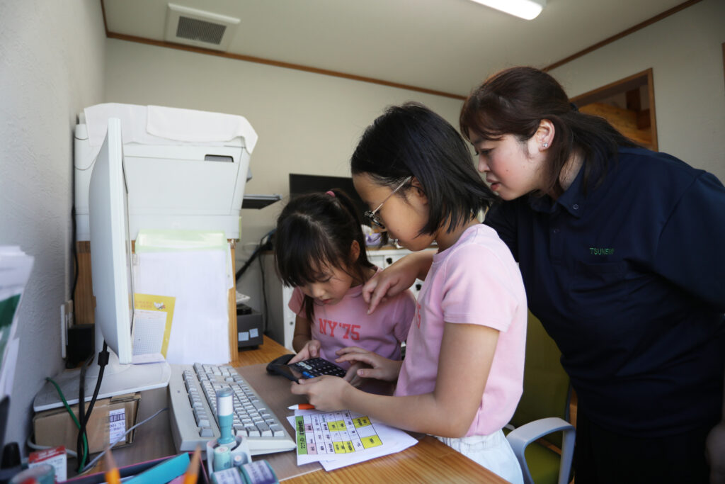 受入れ廃棄物の重量と処理代を計算しています